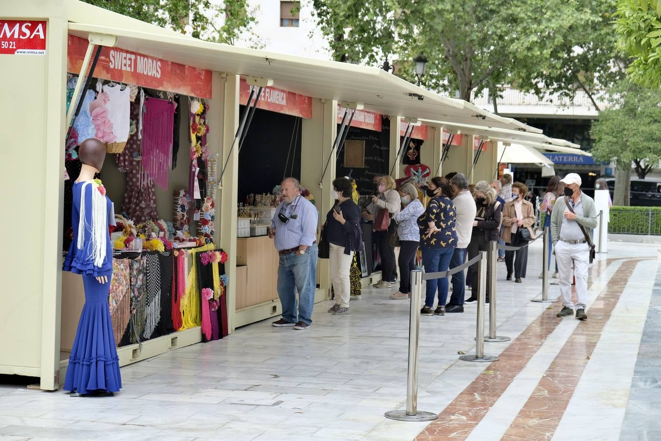 Mercadillo de moda flamenca en la Plaza Nueva de Sevilla