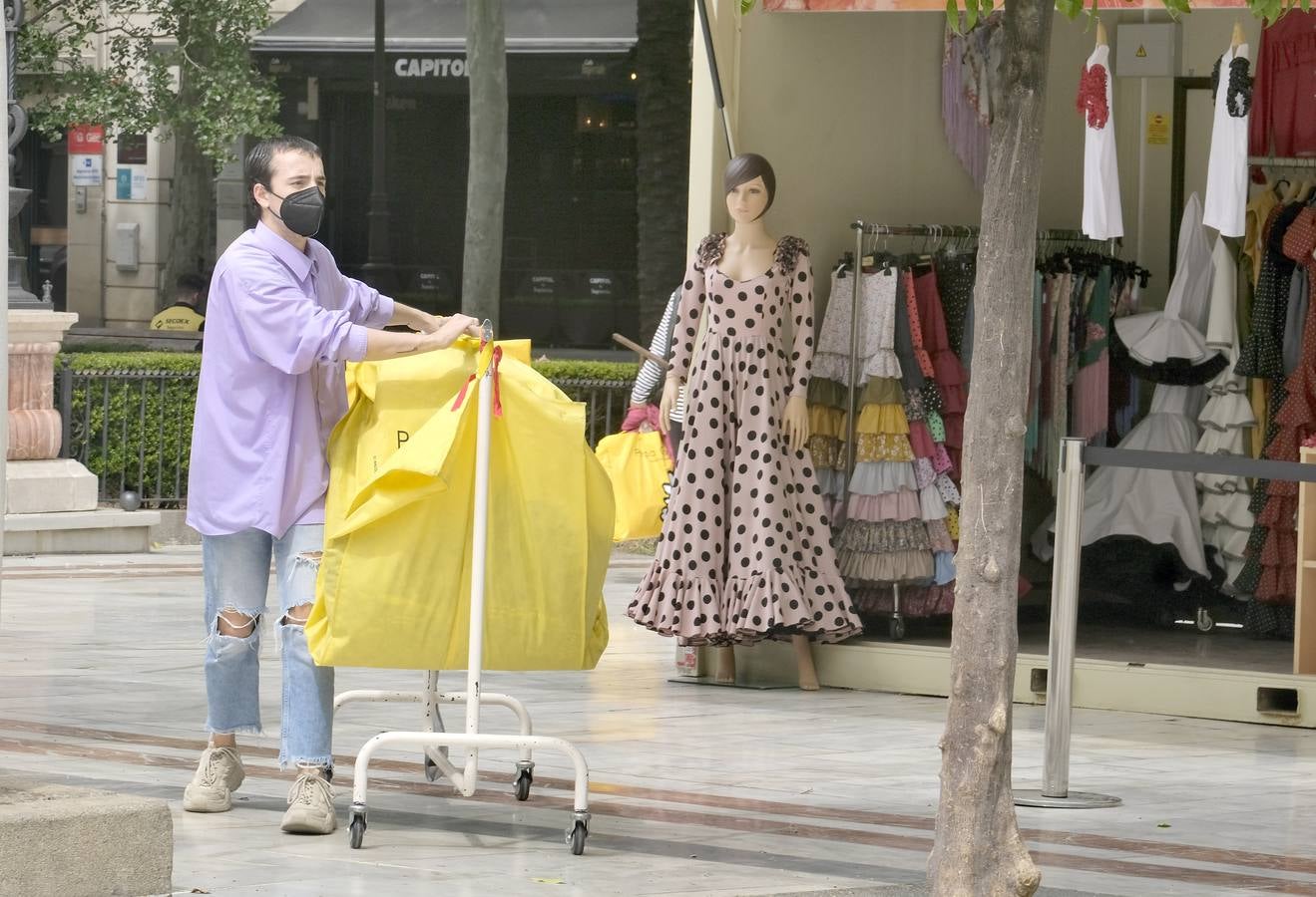 Mercadillo de moda flamenca en la Plaza Nueva de Sevilla