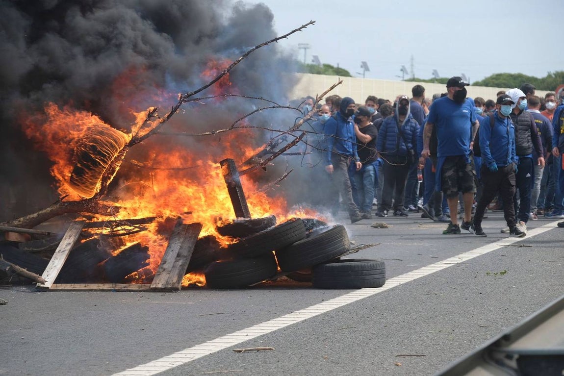 Las imágenes de la protesta de los trabajadores de Airbus en el puente y el fuego provocado en el Pinar