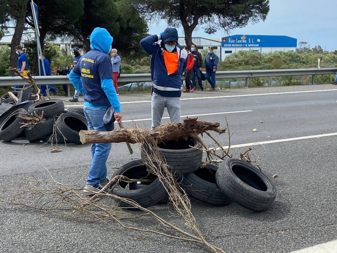 Las imágenes de la protesta de los trabajadores de Airbus en el puente y el fuego provocado en el Pinar
