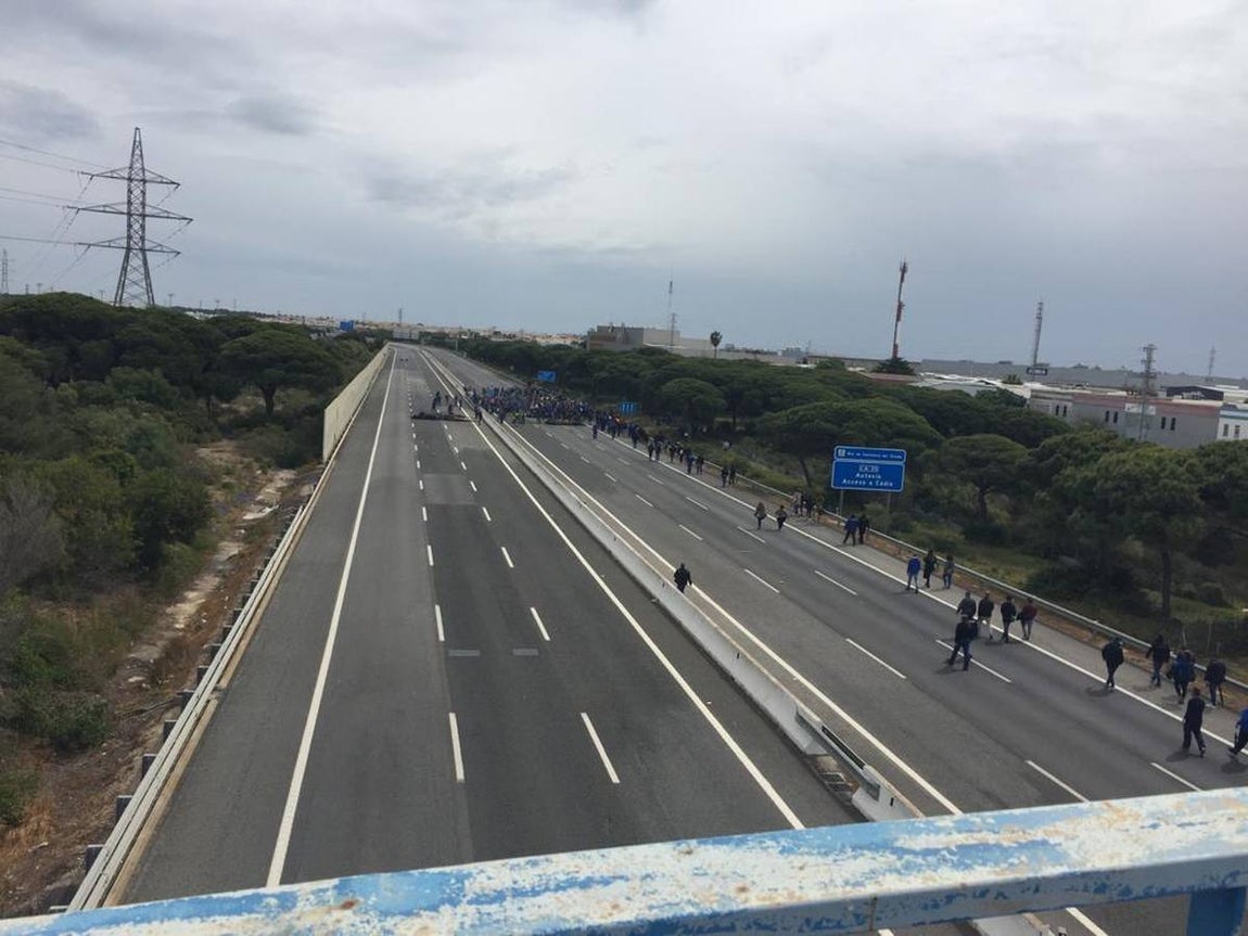 Las imágenes de la protesta de los trabajadores de Airbus en el puente y el fuego provocado en el Pinar