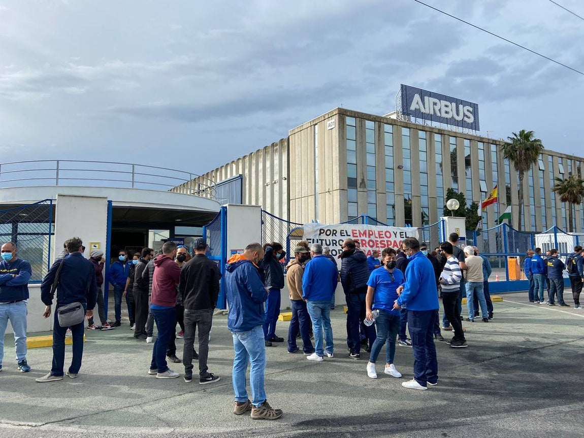 Las imágenes de la protesta de los trabajadores de Airbus en el puente y el fuego provocado en el Pinar