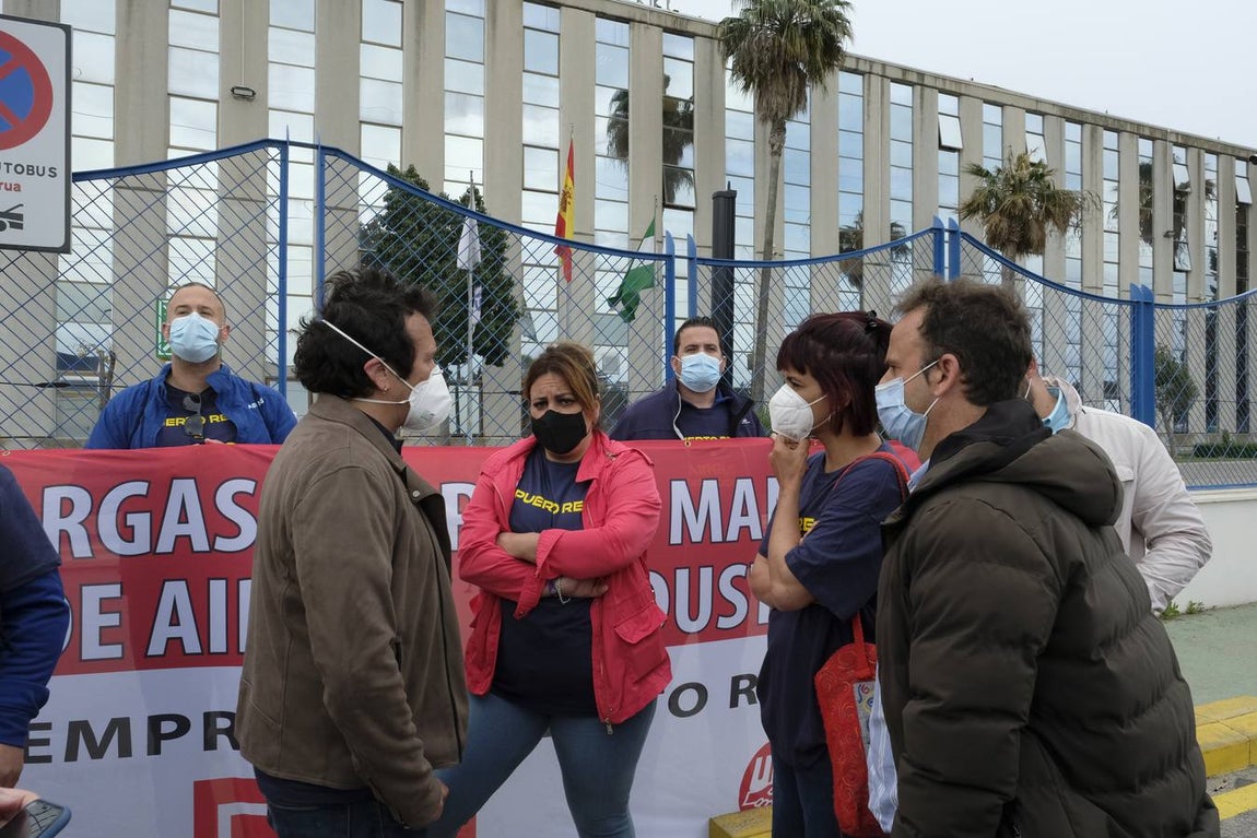 Las imágenes de la protesta de los trabajadores de Airbus en el puente y el fuego provocado en el Pinar