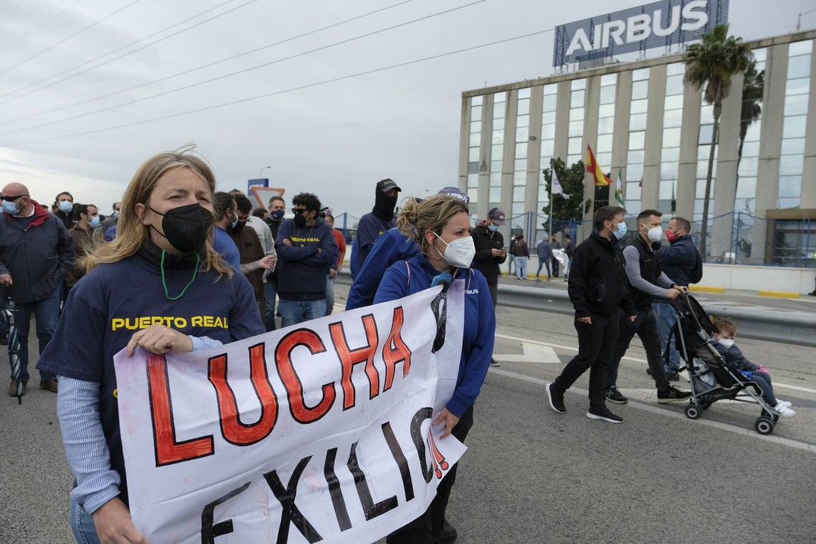 Las imágenes de la protesta de los trabajadores de Airbus en el puente y el fuego provocado en el Pinar