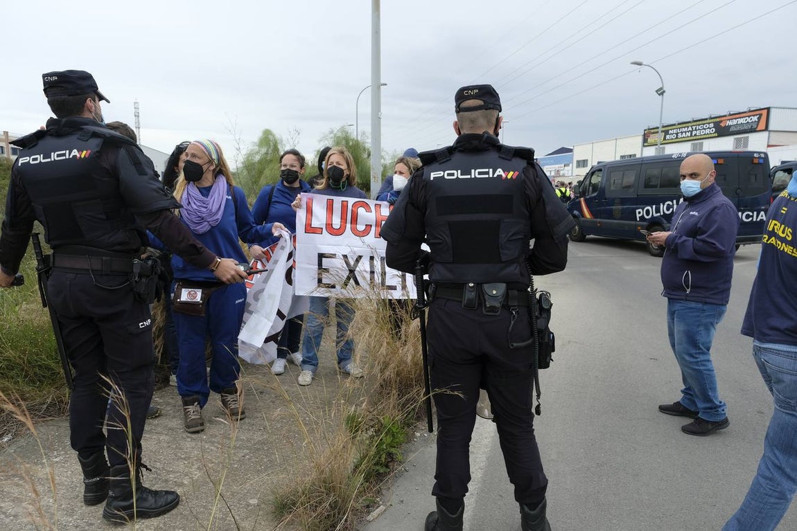 Las imágenes de la protesta de los trabajadores de Airbus en el puente y el fuego provocado en el Pinar