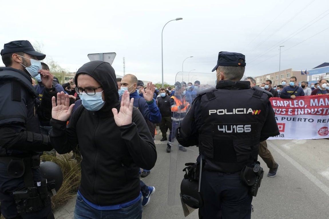 Las imágenes de la protesta de los trabajadores de Airbus en el puente y el fuego provocado en el Pinar