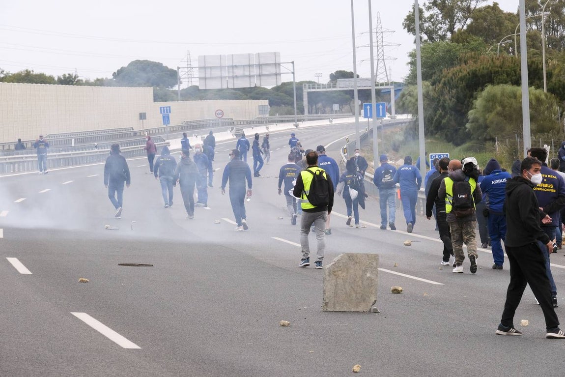 Las imágenes de la protesta de los trabajadores de Airbus en el puente y el fuego provocado en el Pinar