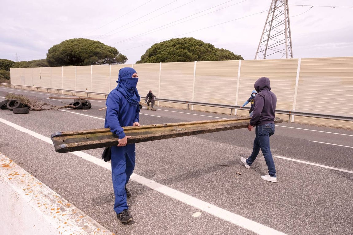 Las imágenes de la protesta de los trabajadores de Airbus en el puente y el fuego provocado en el Pinar