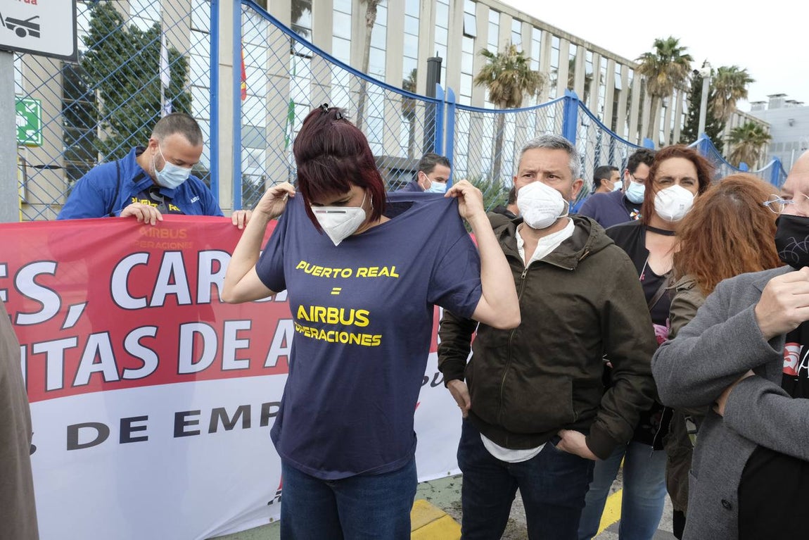 Las imágenes de la protesta de los trabajadores de Airbus en el puente y el fuego provocado en el Pinar