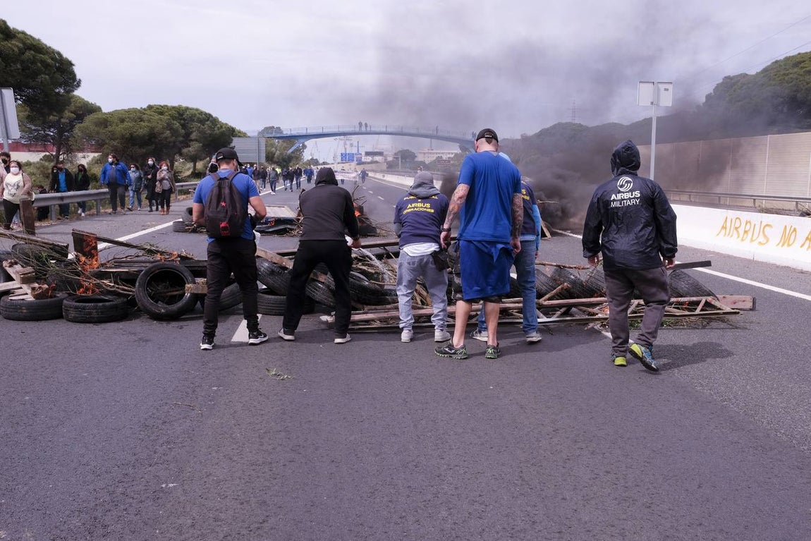 Las imágenes de la protesta de los trabajadores de Airbus en el puente y el fuego provocado en el Pinar