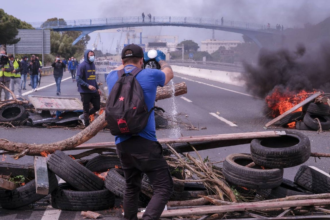 Las imágenes de la protesta de los trabajadores de Airbus en el puente y el fuego provocado en el Pinar