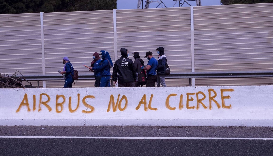Las imágenes de la protesta de los trabajadores de Airbus en el puente y el fuego provocado en el Pinar
