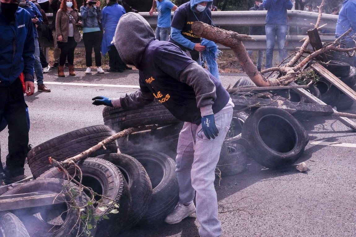 Las imágenes de la protesta de los trabajadores de Airbus en el puente y el fuego provocado en el Pinar