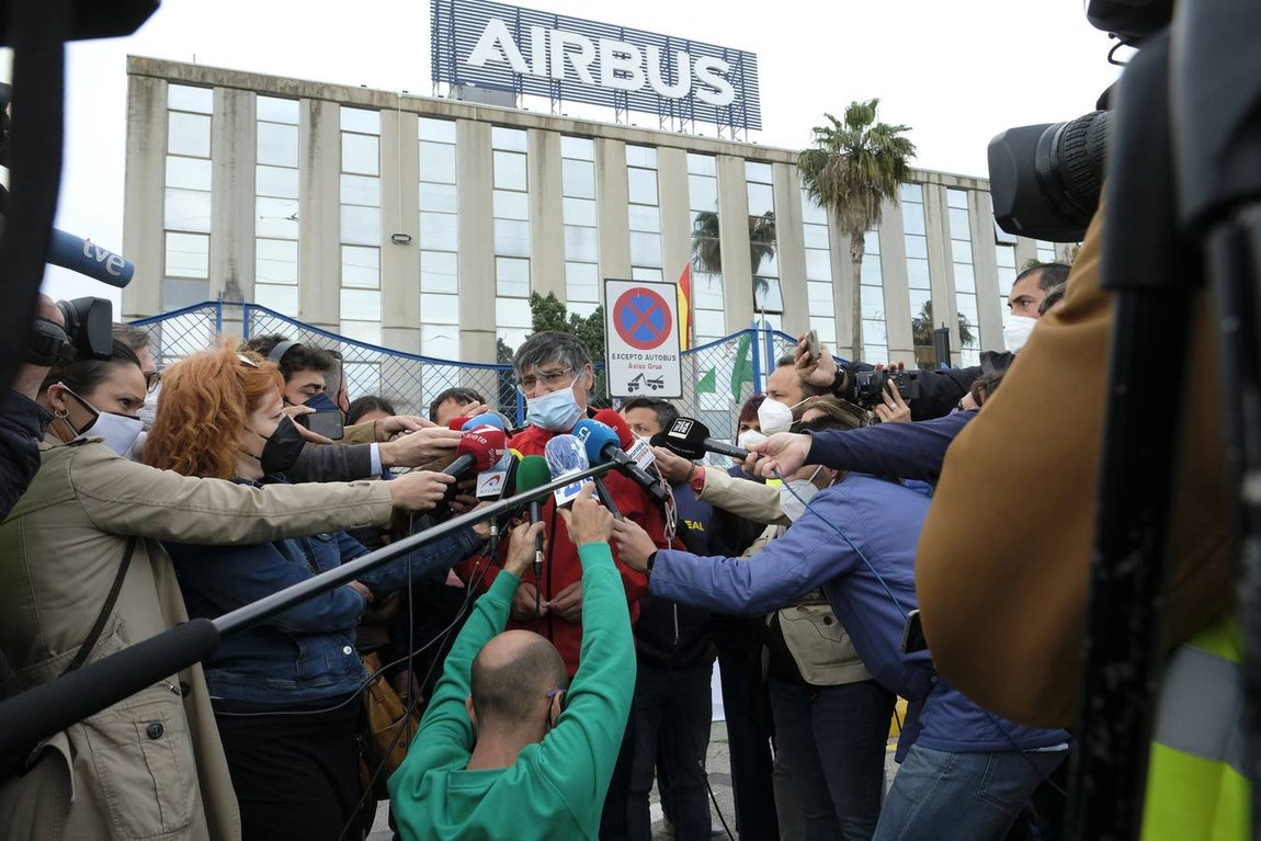 Las imágenes de la protesta de los trabajadores de Airbus en el puente y el fuego provocado en el Pinar