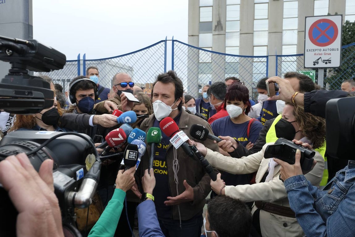 Las imágenes de la protesta de los trabajadores de Airbus en el puente y el fuego provocado en el Pinar