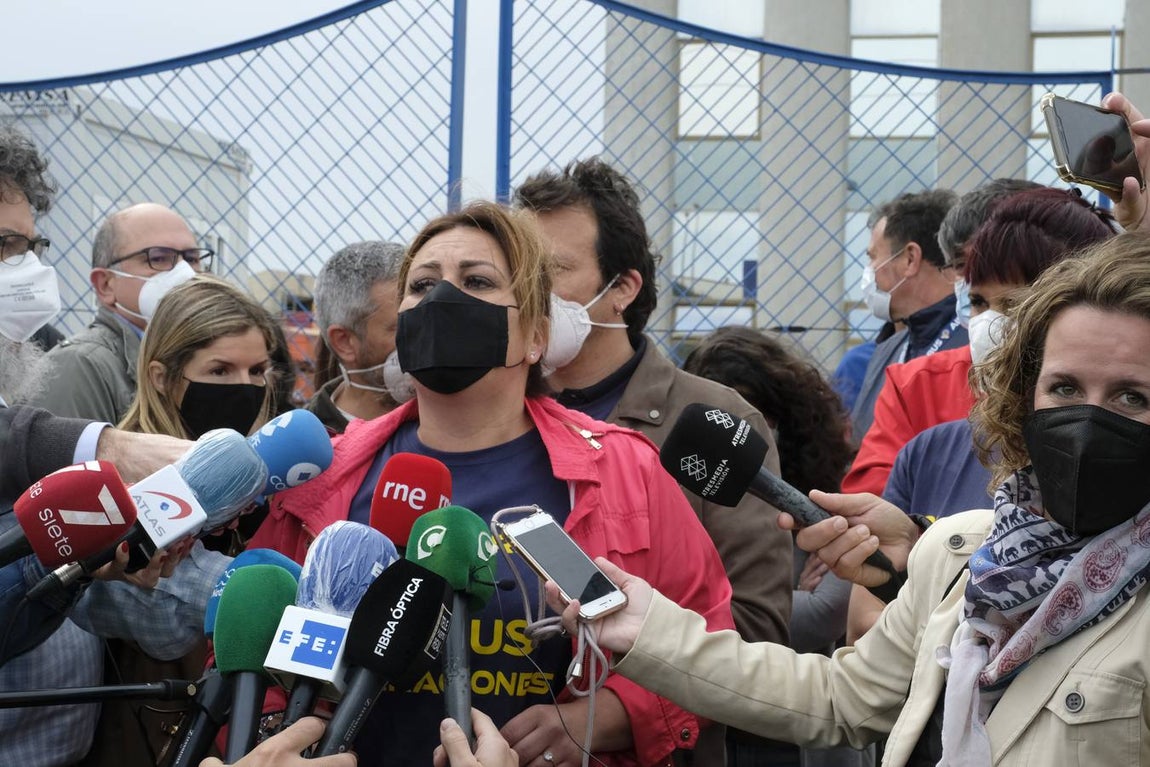 Las imágenes de la protesta de los trabajadores de Airbus en el puente y el fuego provocado en el Pinar