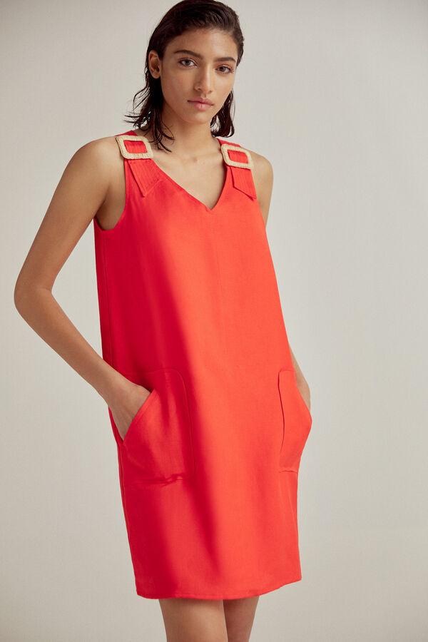 Vestido túnica con hebilla de Pedro del Hierro (159€). 