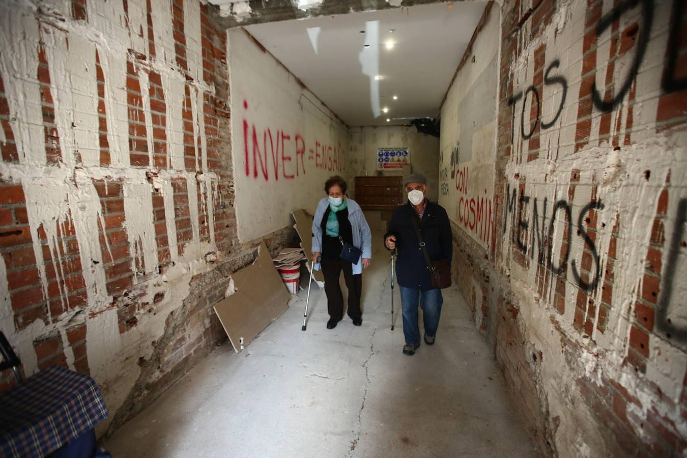 El lamentable estado de los portales de los ascensores que Inver S.L. dejó sin acabar