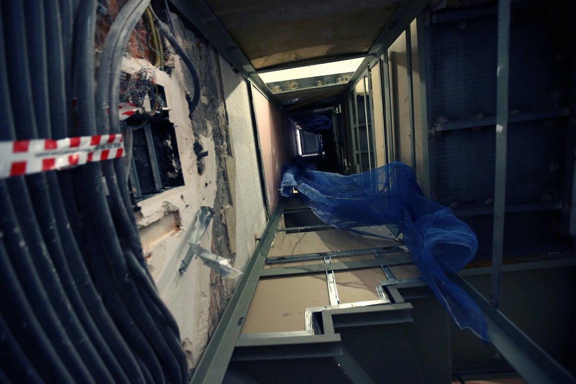 Imagen interior del espacio donde debería haberse instalado el ascensor meses atrás. 
