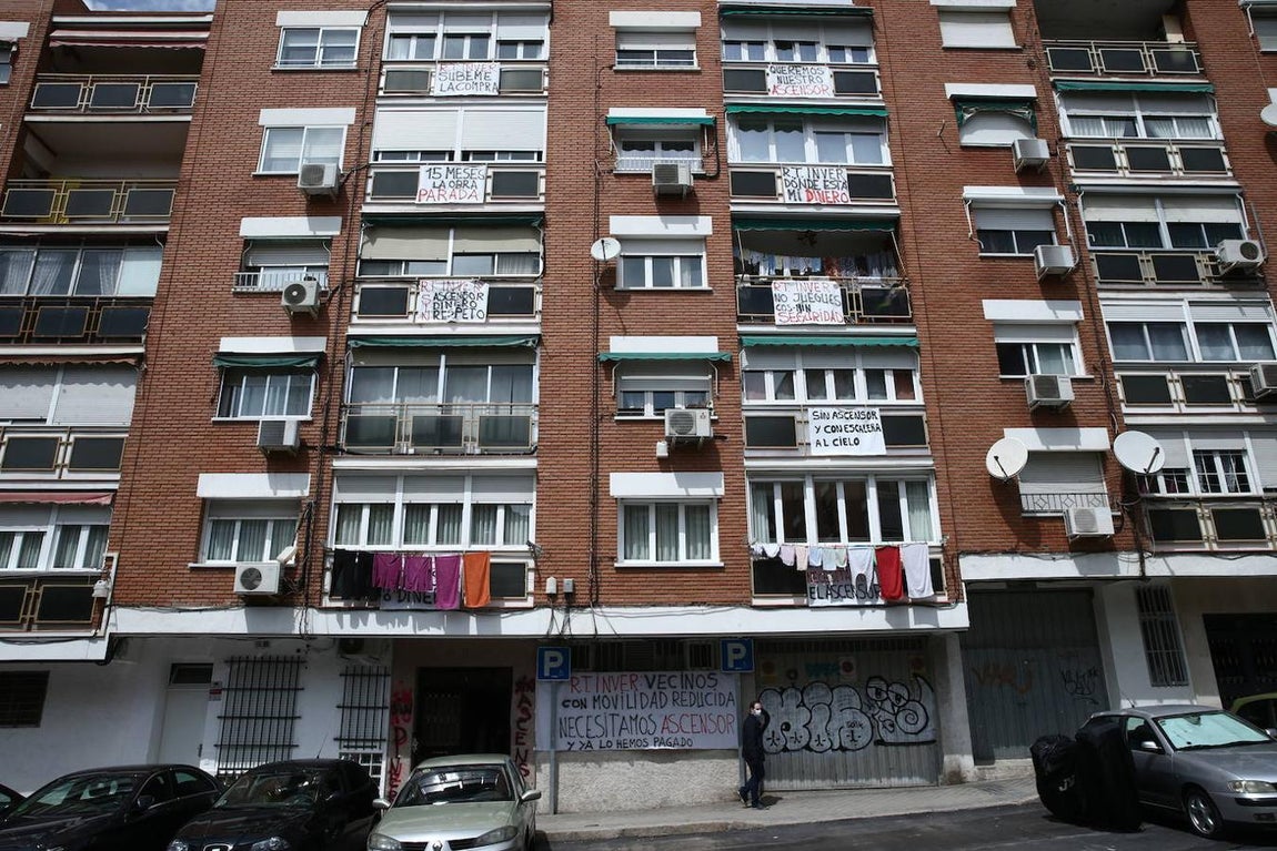 Todos los vecinos de San Telesforo, 11, han colgado pancartas denunciando el caso. 