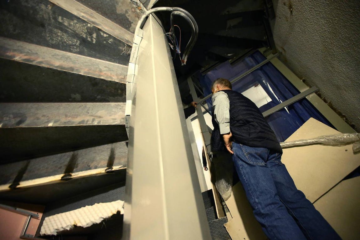 Otro residente sube la peligrosa escalera de caracol instalada hace un año y medio. 