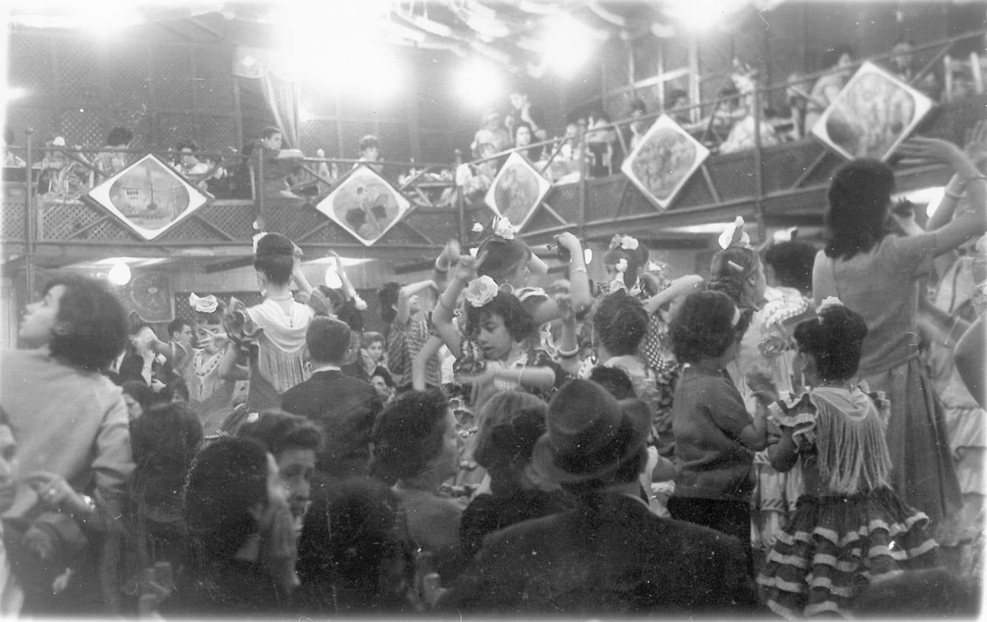 La caseta del Centro Cultural Ferroviario en la Feria de Abril de Sevilla de 1964