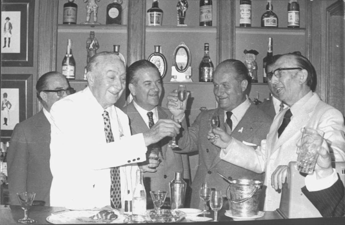 Pedro Chicote agasajado durante una visita a la Feria de Abril de Sevilla en la década de los 70