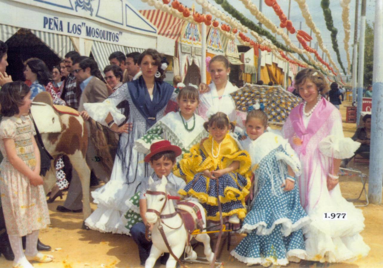 Ambiente en la caseta de la Peña los Mosquitos en la Feria de Abril de Sevilla de 1977