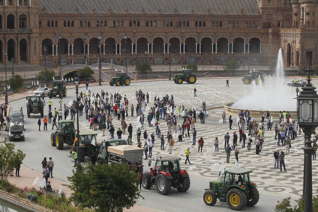 Protesta de los agricultores en la Plaza de España de Sevilla