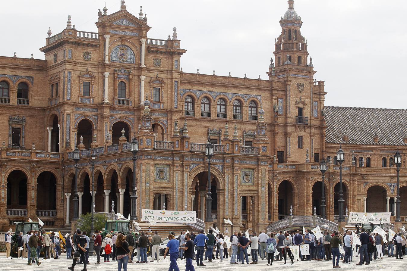 Protesta de los agricultores en la Plaza de España de Sevilla