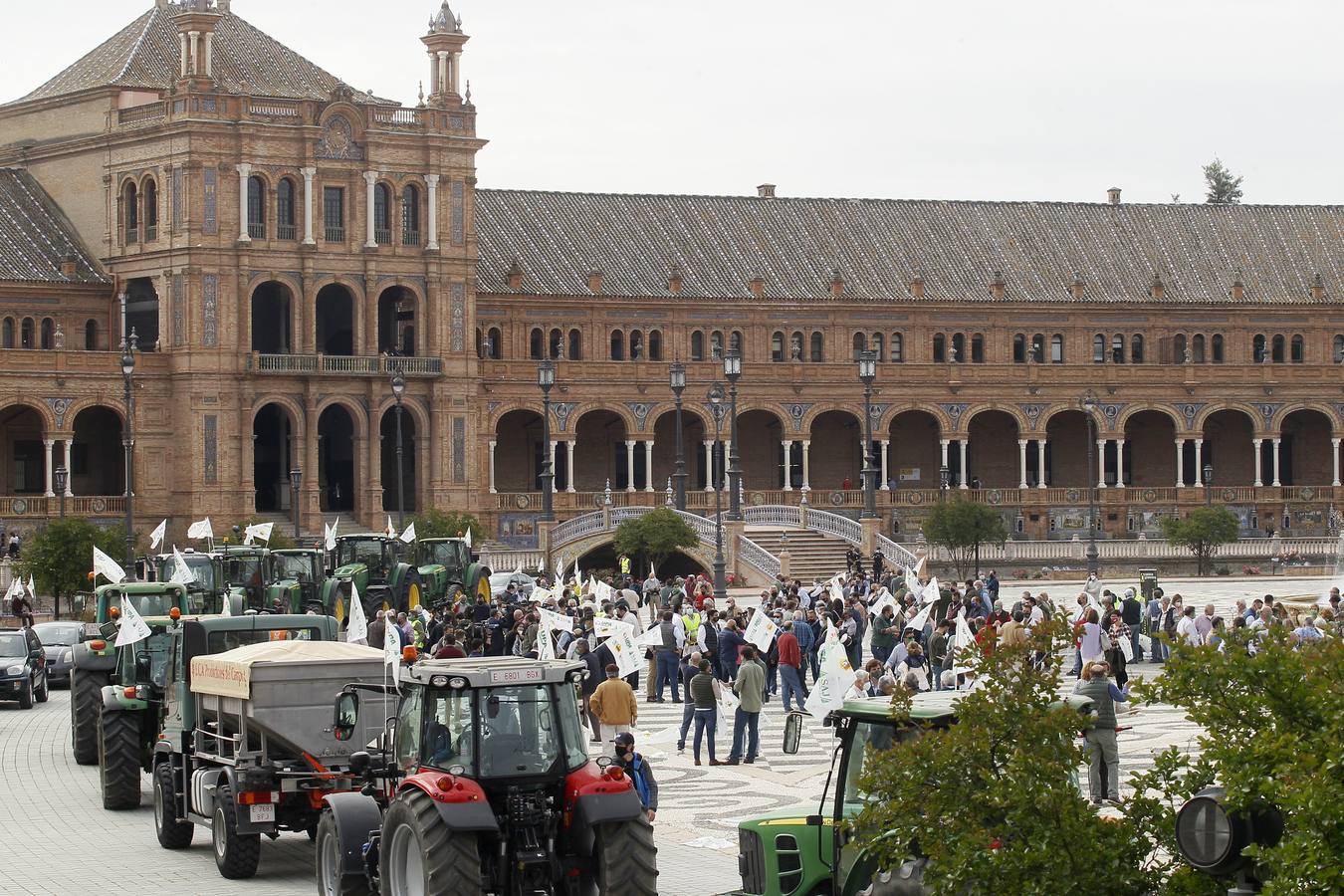 Protesta de los agricultores en la Plaza de España de Sevilla