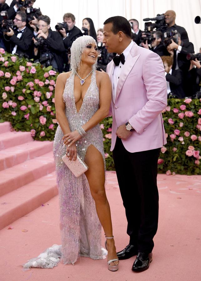 De rosa en la Gala del MET de 2019. El Versace de estilo años 40 con flecos y lentejuelas de J.Lo fue uno de los más comentados de la gala, y Rodriguez como buen acompañante apostó por un traje cuya americana era del mismo color que el vestido de la cantante.