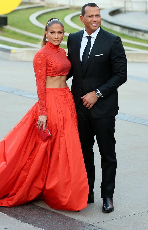Jenifer Lopez y Alex Rodriguez, el fin de una pareja muy compenetrada. Jennifer Lopez y Alex Rodríguez han roto después de 4 años de noviazgo y 2 de compromiso. Así lo han anunciado en un comunicado oficial en el que afirmaban que se habían dado cuenta de que eran mejores amigos. Una compenetración que quedaba patente ya no solo en los eventos a los que acudían donde no faltaban las miradas cómplices, sino en detalles tan personales como sus vestidores. Y es que el fin de su noviazgo ya no solo termina con una de las parejas más sólidas de Hollywood, sino también de las más estilosas. La moda era una de sus pasiones compartidas y así lo reflejaban sus estilismos, perfectamente coordinados día y noche. A continuación se recopilan algunos de los looks que lo demuestran, a las pruebas nos remitimos…