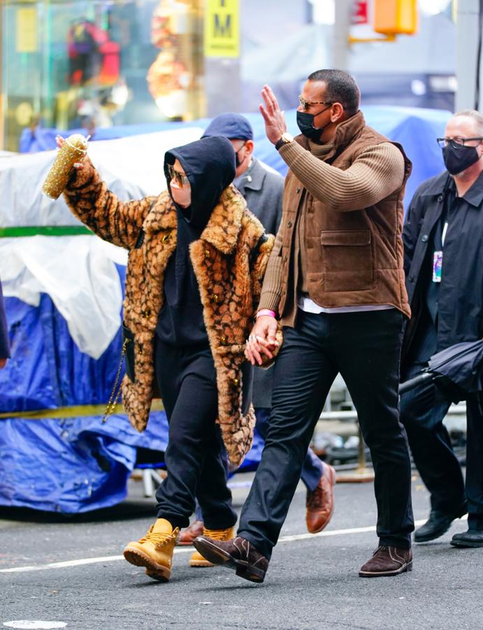 Camel y negro. En una de sus últimas apariciones públicas juntos el pasado marzo demostraron que, en lo que a vestuario se refiere, seguían estando muy compenetrados. Tan solo había que observar el modo en el que conjuntan un 'total look black' con prendas de abrigo en color camel. Además, en ambos casos recurren a botines con cordones y gafas de sol con montura de carey.