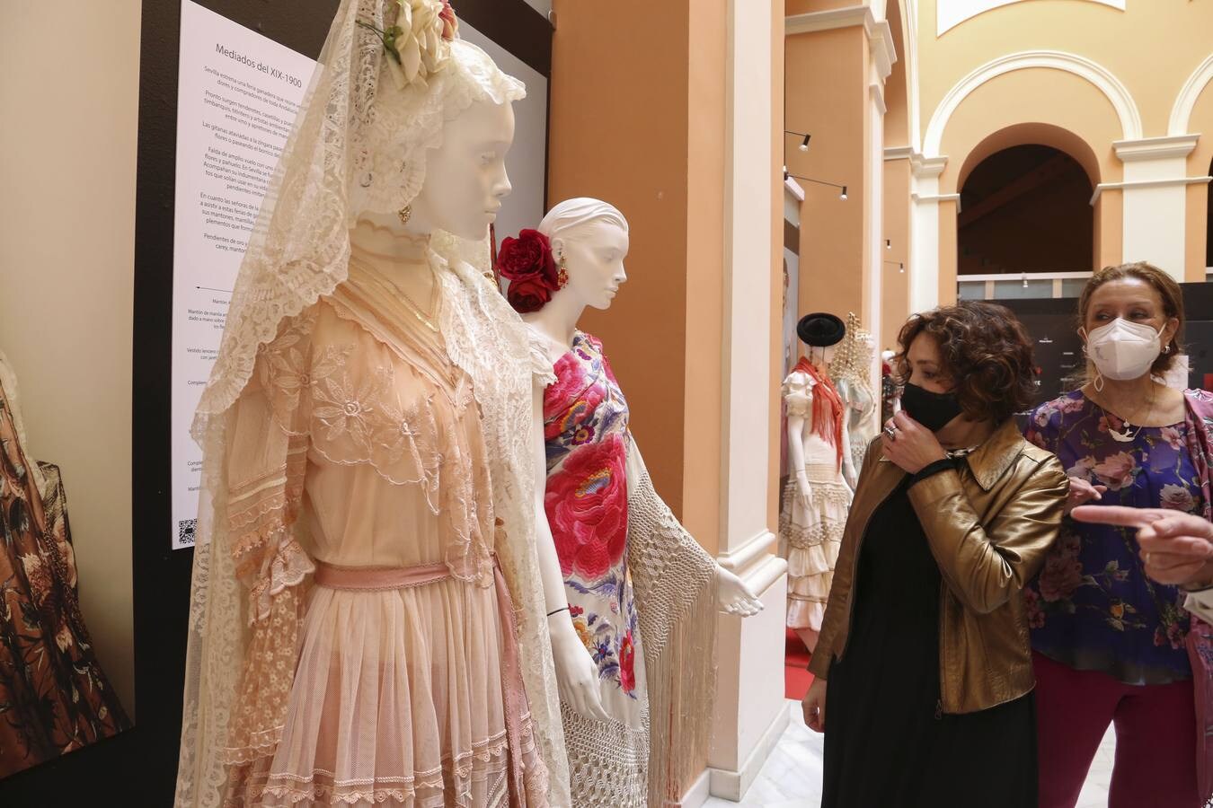 Exposición 'La evolución del traje de flamenca' en el Ayuntamiento de Sevilla