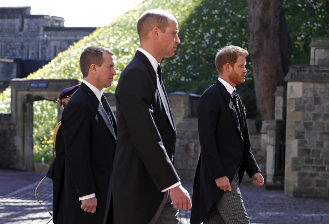 E príncipe Harry y el príncipe Guillermo separados por Peter Phillips, hijo de la princesa Ana. 