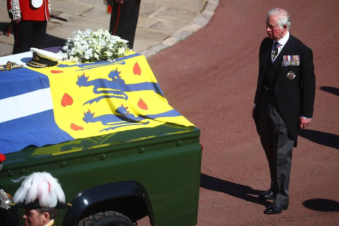 El Príncipe Carlos custodia el féretro de su padre, el Duque de Edimburgo, durante el funeral. 
