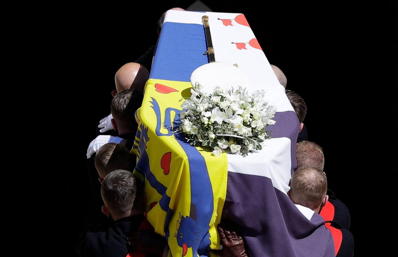 El ataúd ha sido ya introducido en la capilla, sobre los hombros del Jefe del Estado Mayor de Defensa, General Sir Nicholas Carter, junto con los jefes del Ejército, las Fuerzas Aéreas y la Marina británica.. 