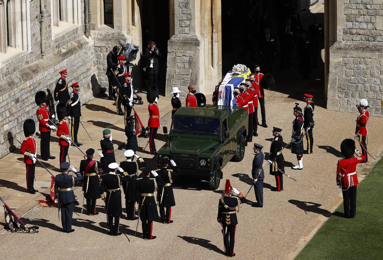 Los servicios funerarios han comenzado ya con el primer traslado de los restos mortales del duque, fallecido el viernes de la semana pasada a los 99 años de edad, a la capilla de San Jorge, y en lo que se trata de la primera aparición en público de la monarca británica desde el deceso.. 