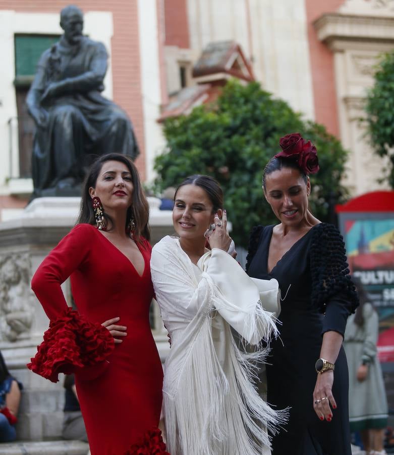 Fotogalería: Alumbrado y trajes de flamenca en la noche del pescaíto