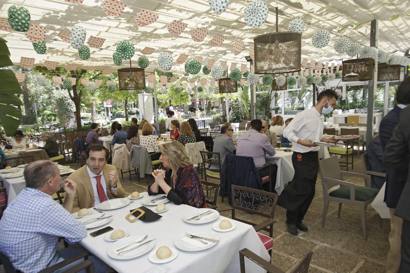 Fotogalería: Ambiente del &#039;sábado de pescaito&#039; de &#039;Feria&#039; en el Centro