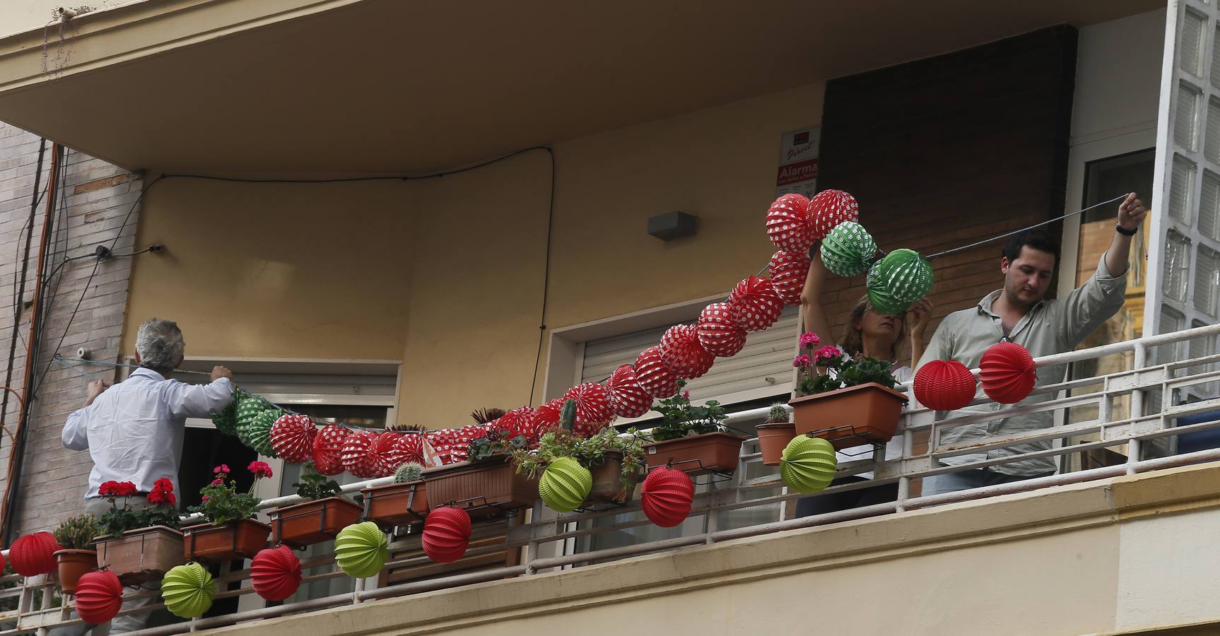 Balcones decorados por la ciudad