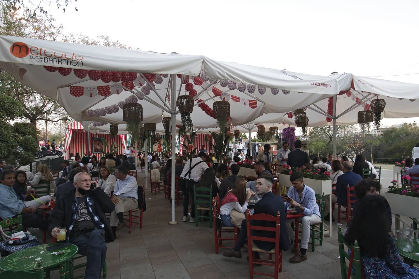 Ambiente 'sabado del pescaíto' en el Mercado Lonja del Barranco