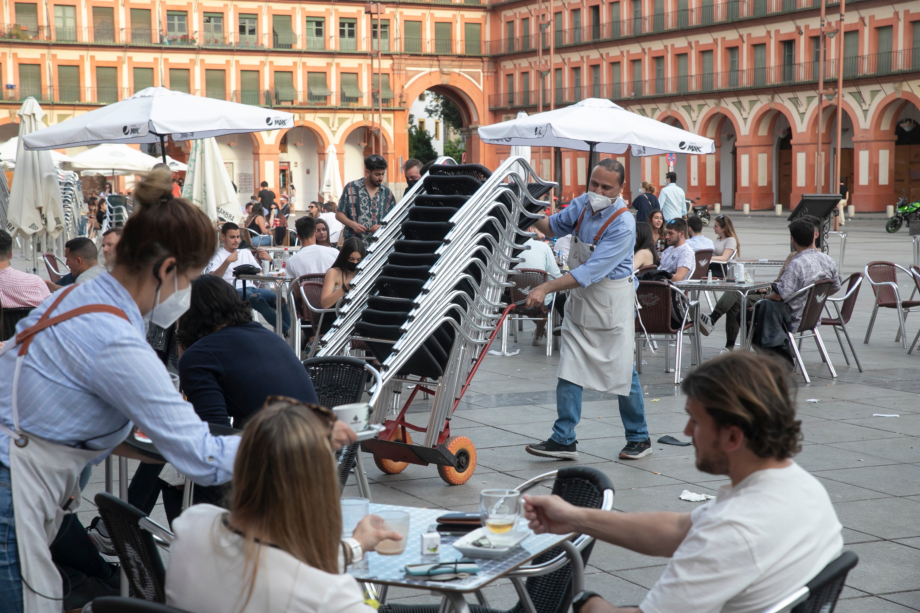 El cierre de los bares a las ocho en Córdoba, en imágenes