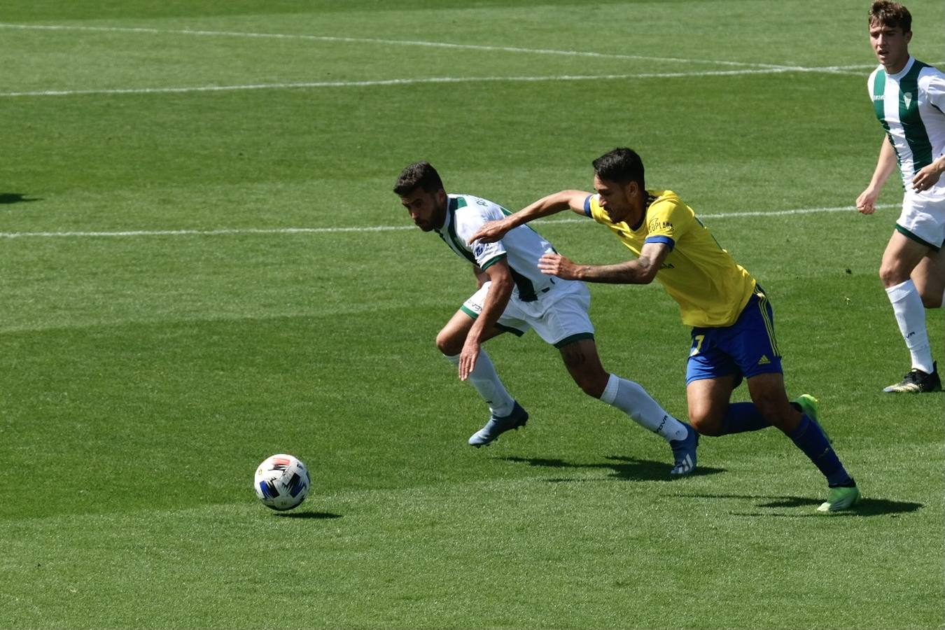 Las lágrimas de algunos jugadores del Córdoba CF tras caer ante el Cádiz B, en imágenes