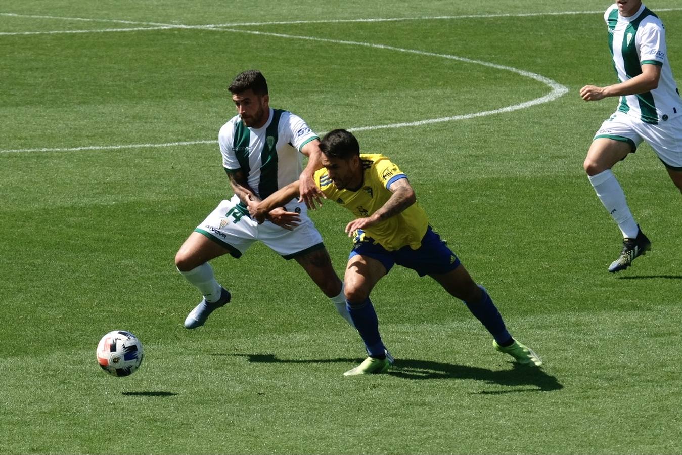 Las lágrimas de algunos jugadores del Córdoba CF tras caer ante el Cádiz B, en imágenes