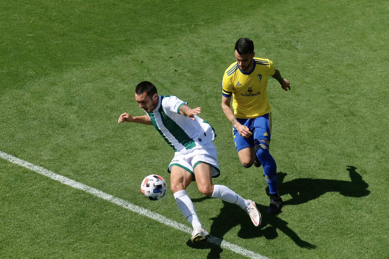 Las lágrimas de algunos jugadores del Córdoba CF tras caer ante el Cádiz B, en imágenes