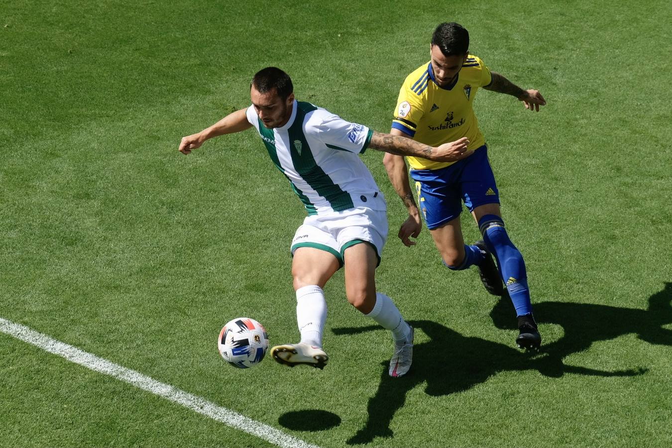 Las lágrimas de algunos jugadores del Córdoba CF tras caer ante el Cádiz B, en imágenes