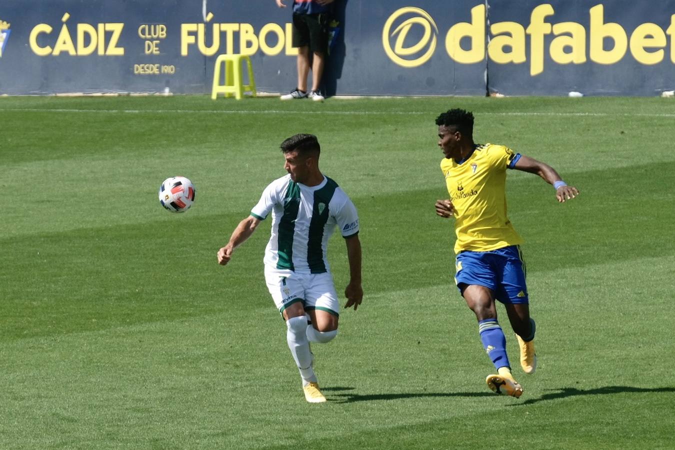 Las lágrimas de algunos jugadores del Córdoba CF tras caer ante el Cádiz B, en imágenes