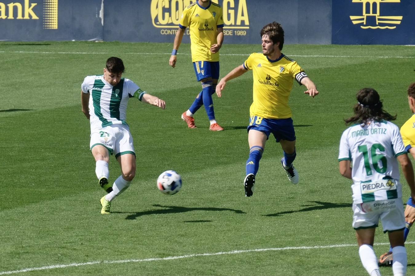 Las lágrimas de algunos jugadores del Córdoba CF tras caer ante el Cádiz B, en imágenes